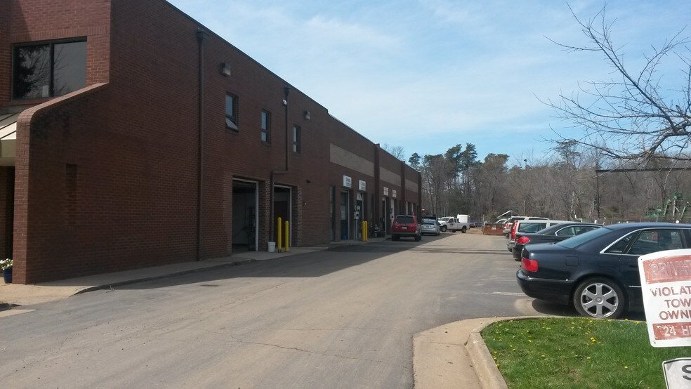105 Douglas Ct, Sterling, VA à louer - Photo du bâtiment - Image 3 de 4