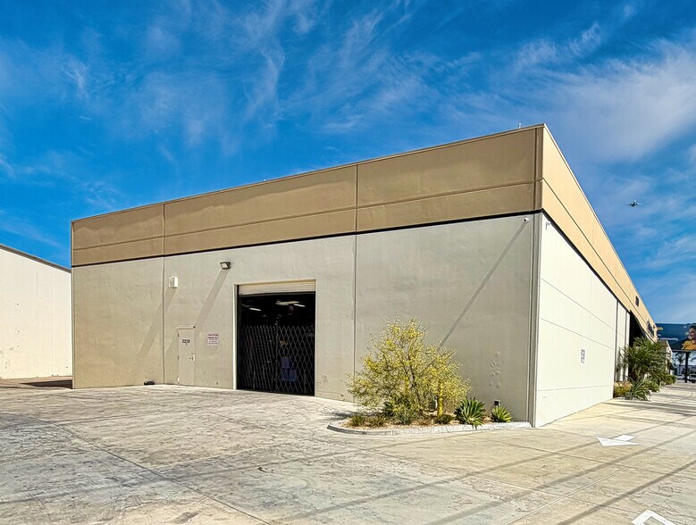 2200-2210 Ritchey St, Santa Ana, CA à louer - Photo du bâtiment - Image 2 de 2