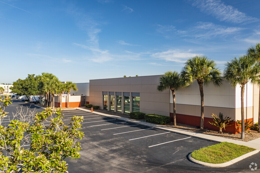 3011 University Center Dr, Tampa, FL for lease - Building Photo - Image 2 of 7