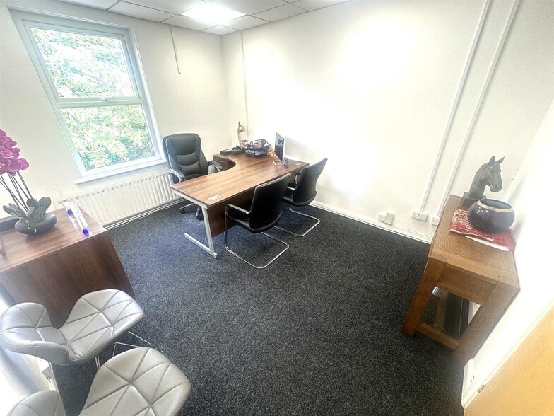 Devonshire Ave, Leeds for lease - Interior Photo - Image 2 of 8