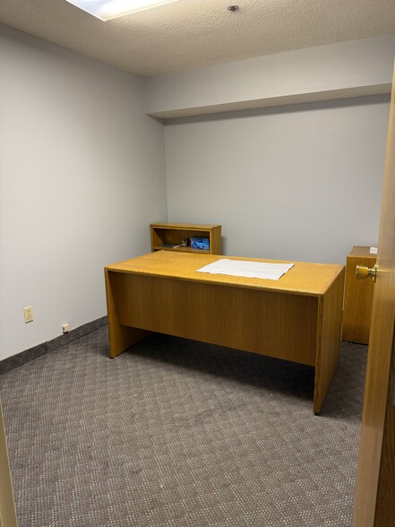 48 Silas Deane Hwy, Wethersfield, CT for lease - Interior Photo - Image 3 of 6