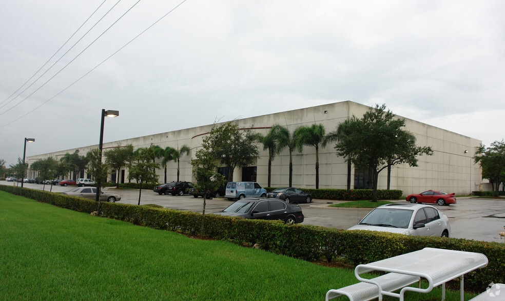 2805-2889 N Commerce Pky, Miramar, FL for lease - Primary Photo - Image 1 of 29