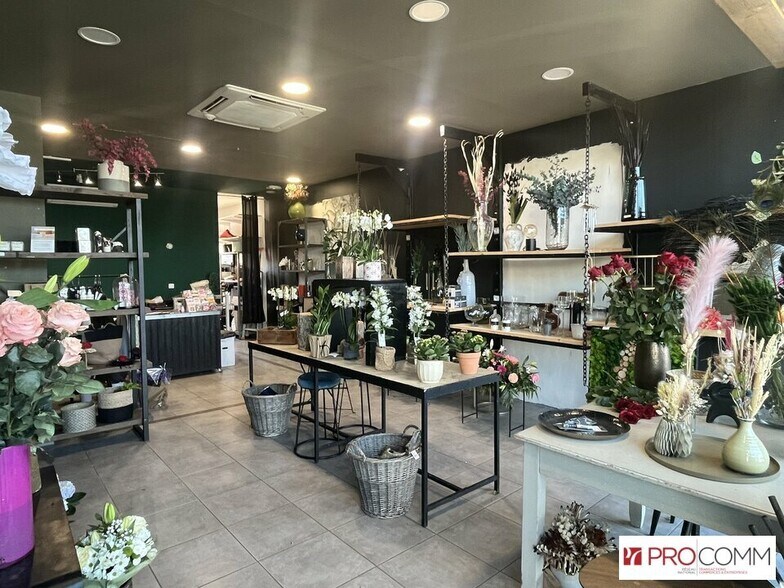 Retail in Saint Laurent Des Arbres for lease - Interior Photo - Image 1 of 6