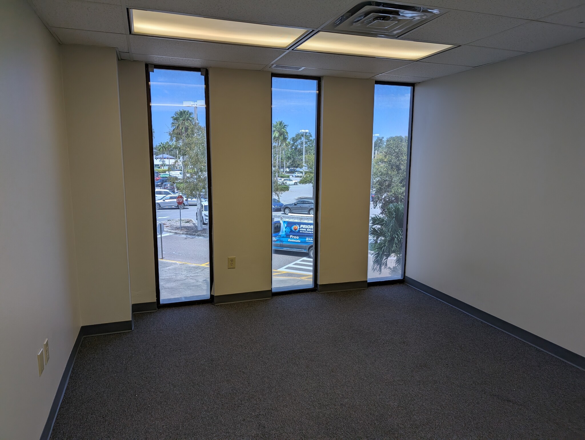 801 W Bay Dr, Largo, FL à louer Photo intérieure- Image 1 de 14