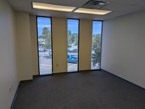 801 W Bay Dr, Largo, FL à louer Photo intérieure- Image 1 de 14