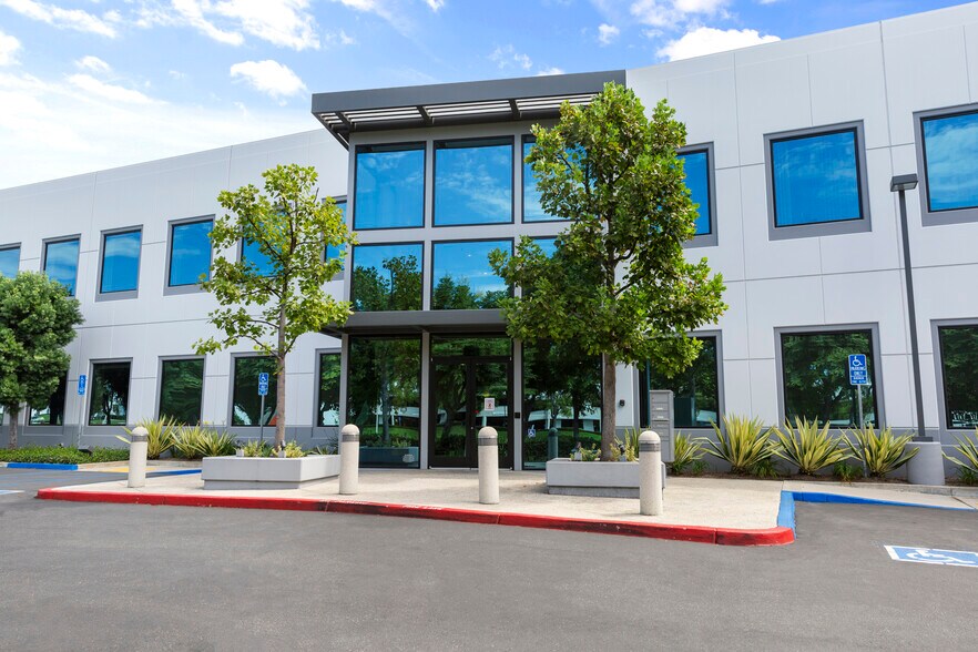 8 Hughes, Irvine, CA à louer - Photo du bâtiment - Image 3 de 18