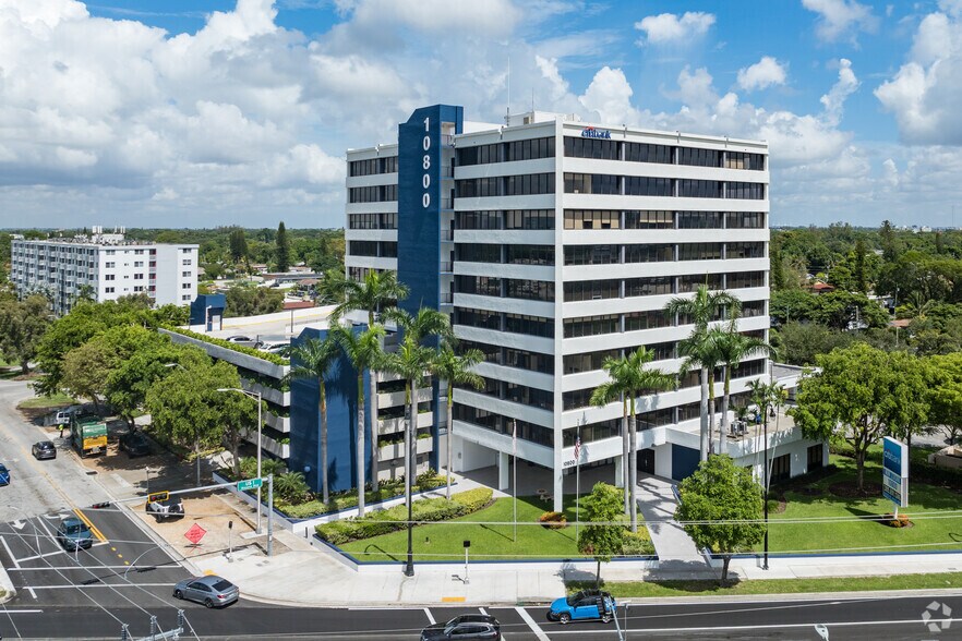 10800 Biscayne Blvd, Miami, FL à louer - Photo du bâtiment - Image 1 de 20