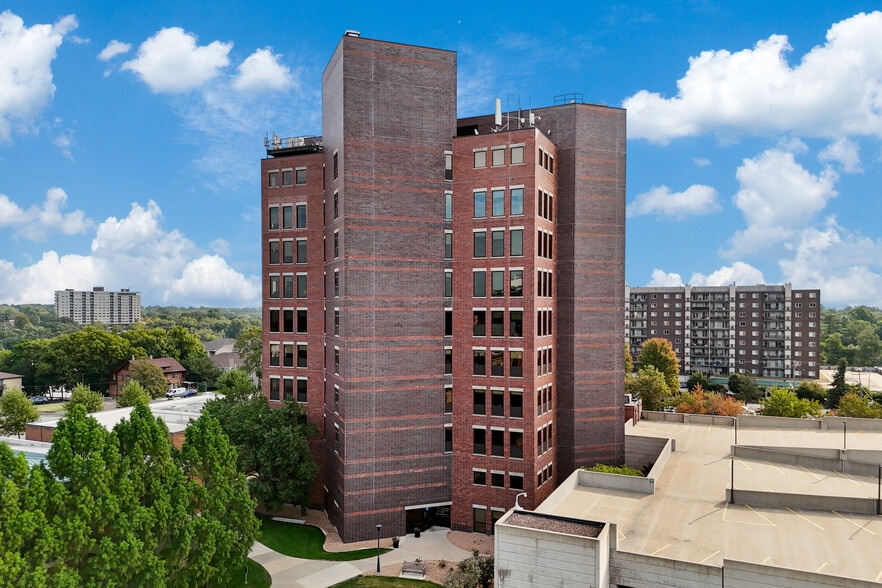 3200 Grand Ave, Des Moines, IA à louer - Photo du bâtiment - Image 2 de 9