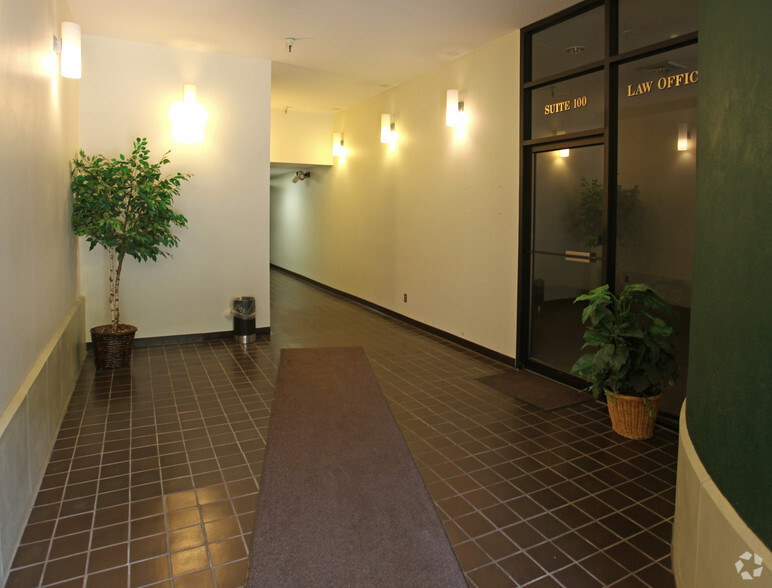 608 Virginia St E, Charleston, WV for lease - Lobby - Image 2 of 4