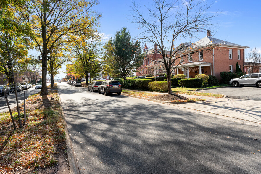 9306 Grant Ave, Manassas, VA à vendre - Photo du bâtiment - Image 1 de 34