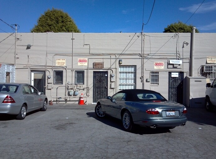 215 S Robertson Blvd, Beverly Hills, CA à louer - Photo du bâtiment - Image 3 de 5