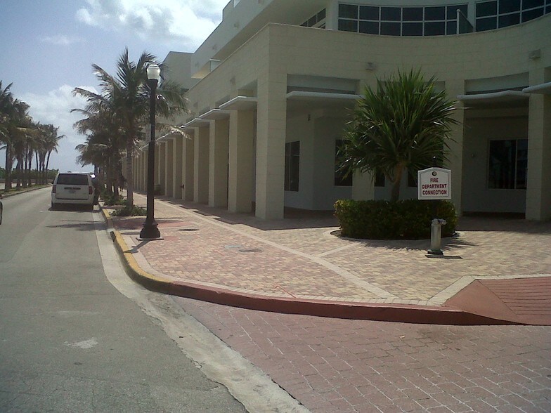 40 S Pointe Dr, Miami Beach, FL à louer - Photo du bâtiment - Image 2 de 17