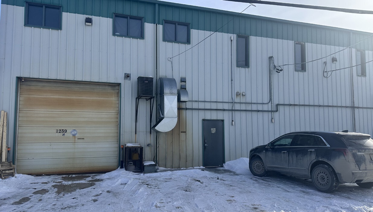 1239 Manahan Av, Winnipeg, MB for lease Primary Photo- Image 1 of 18