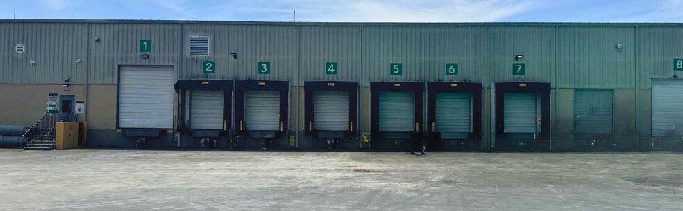 250 Canal Rd, Fairless Hills, PA à louer - Photo du bâtiment - Image 2 de 6