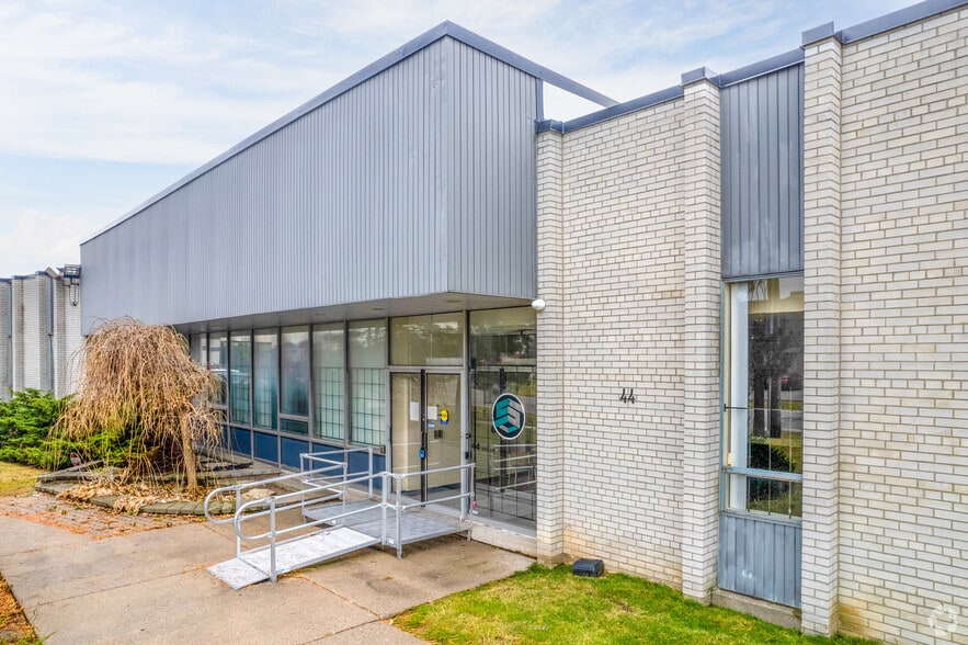44 Rolark Dr, Toronto, ON for lease - Building Photo - Image 3 of 20
