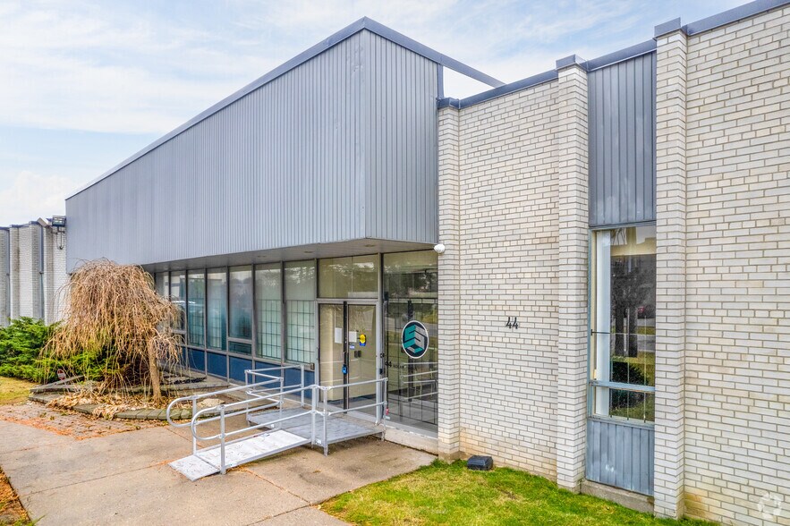 44 Rolark Dr, Toronto, ON à louer - Photo du bâtiment - Image 3 de 20