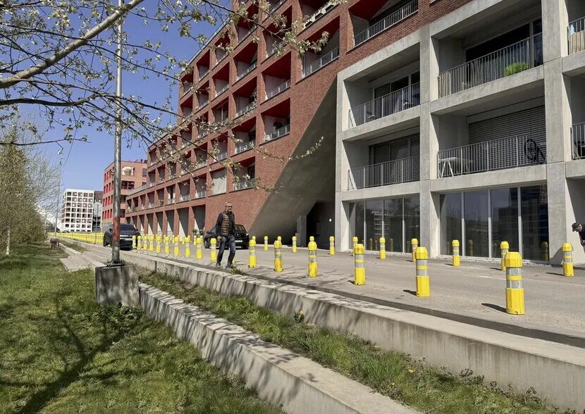 Retail in Strasbourg for lease - Building Photo - Image 2 of 4