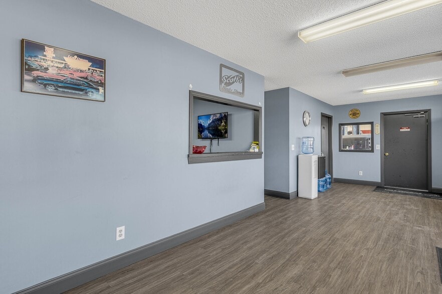 13817 E Wade Hampton Blvd, Greer, SC à vendre - Photo intérieure - Image 2 de 13