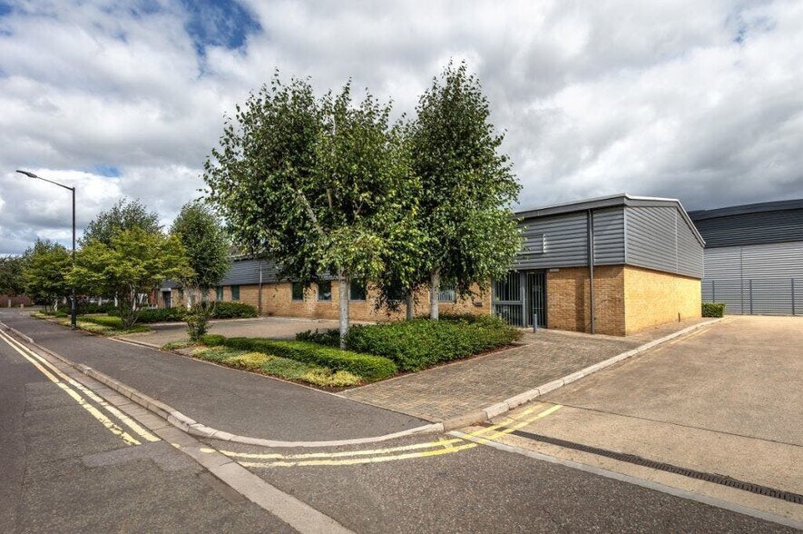 228-229 Berwick Ave, Slough à louer - Photo du bâtiment - Image 1 de 6