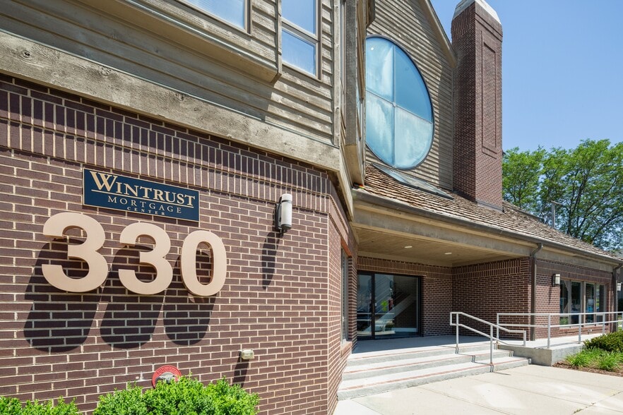 330 E Main St, Barrington, IL à louer - Photo du bâtiment - Image 1 de 13