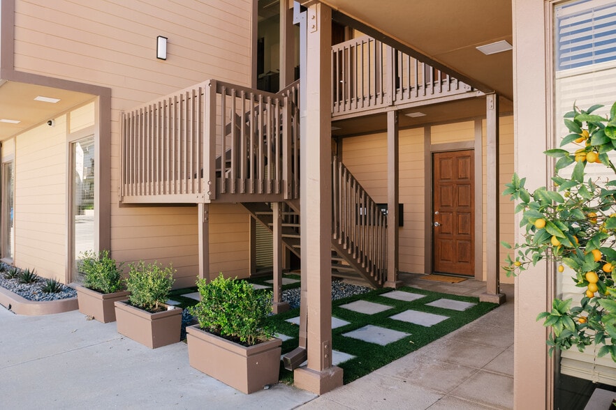 2505 Canada Blvd, Glendale, CA for lease - Building Photo - Image 2 of 101