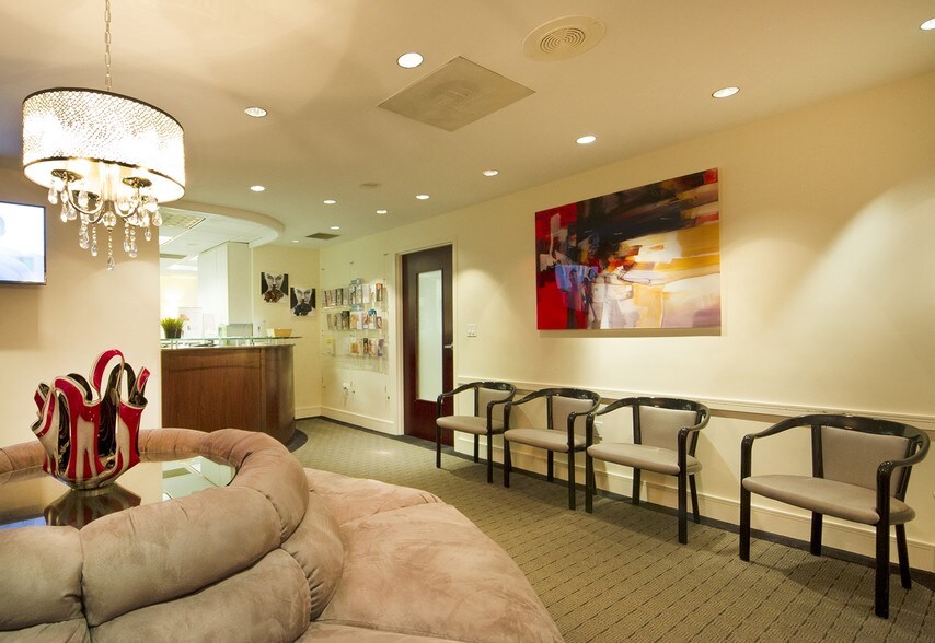 7421 N University Dr, Tamarac, FL à vendre - Photo du bâtiment - Image 2 de 33