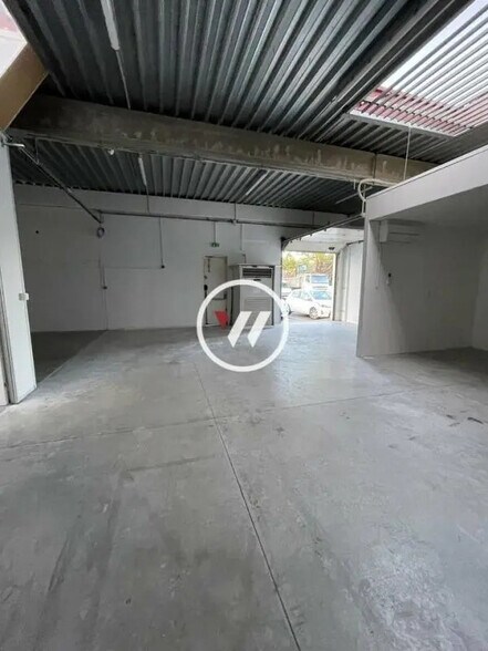 Flex in Aubagne for lease - Interior Photo - Image 1 of 3