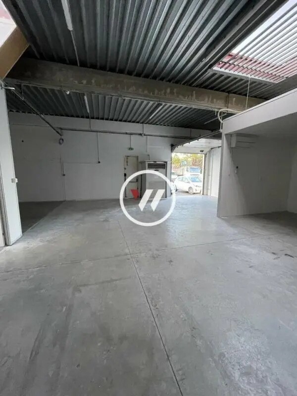 Flex in Aubagne for lease Interior Photo- Image 1 of 4