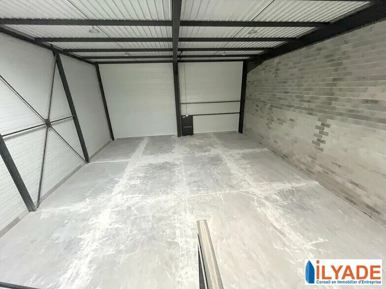 Flex in Gardanne for lease - Interior Photo - Image 1 of 10