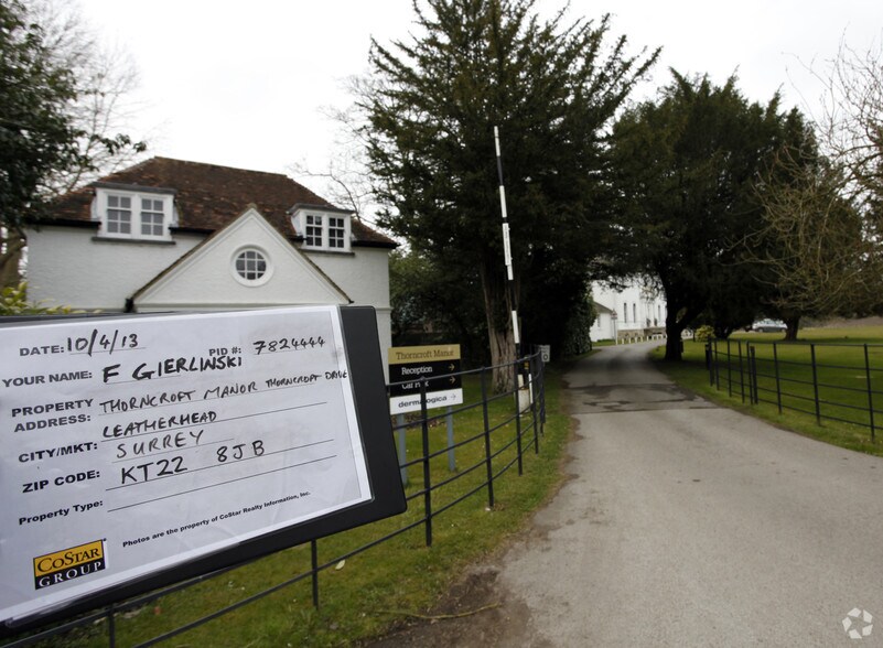 Thorncroft Dr, Leatherhead à louer - Photo du bâtiment - Image 2 de 7