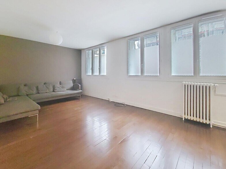 Multifamily in Paris for sale - Interior Photo - Image 2 of 4