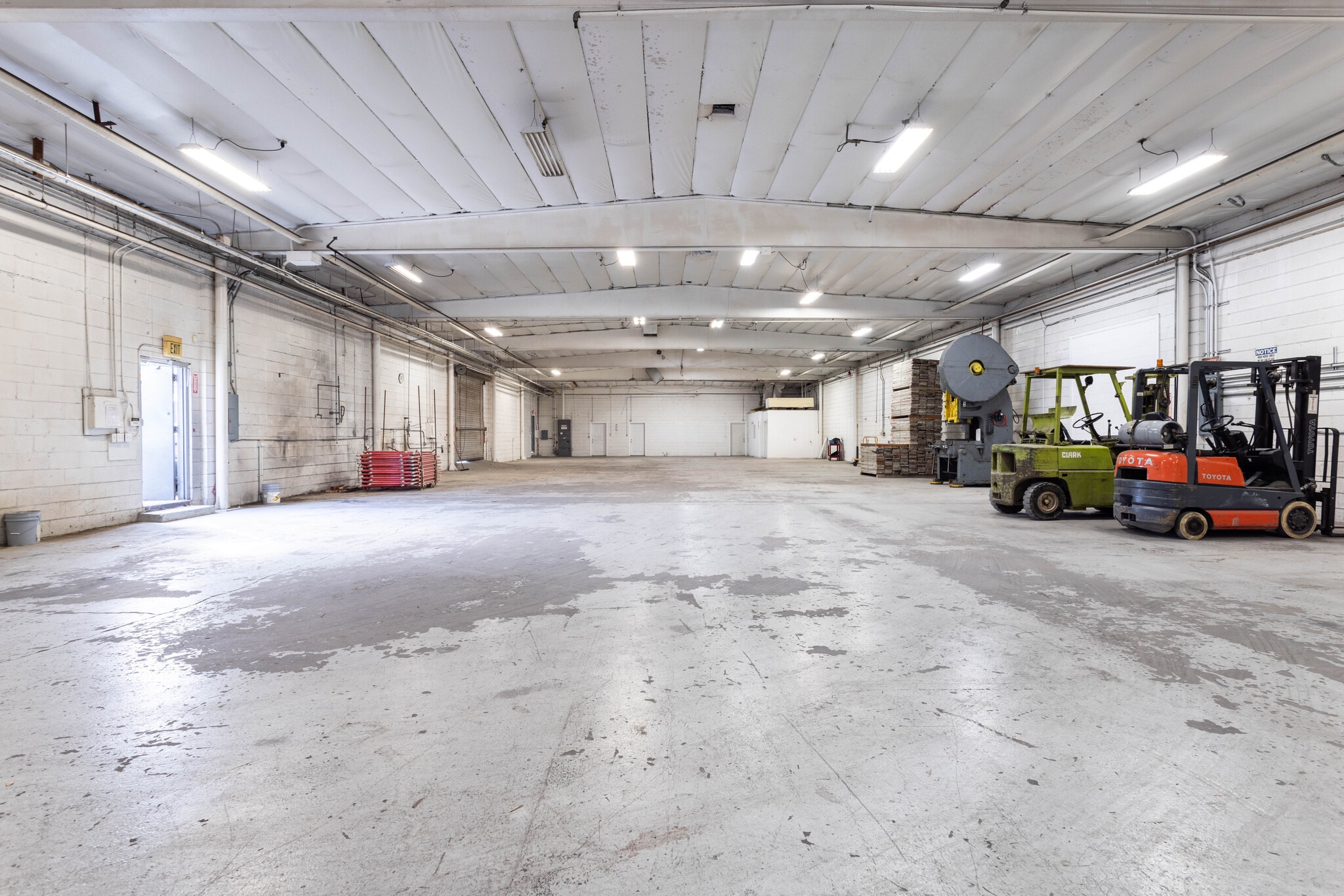 661 Arroyo St, San Fernando, CA for lease Primary Photo- Image 1 of 42