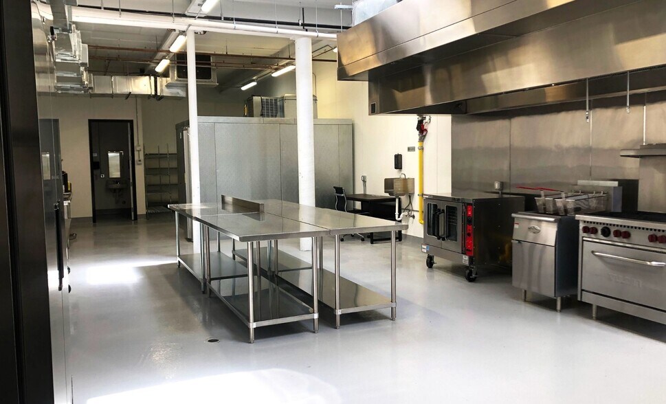 7700 NW 7th Ave, Miami, FL à louer - Photo du bâtiment - Image 3 de 3
