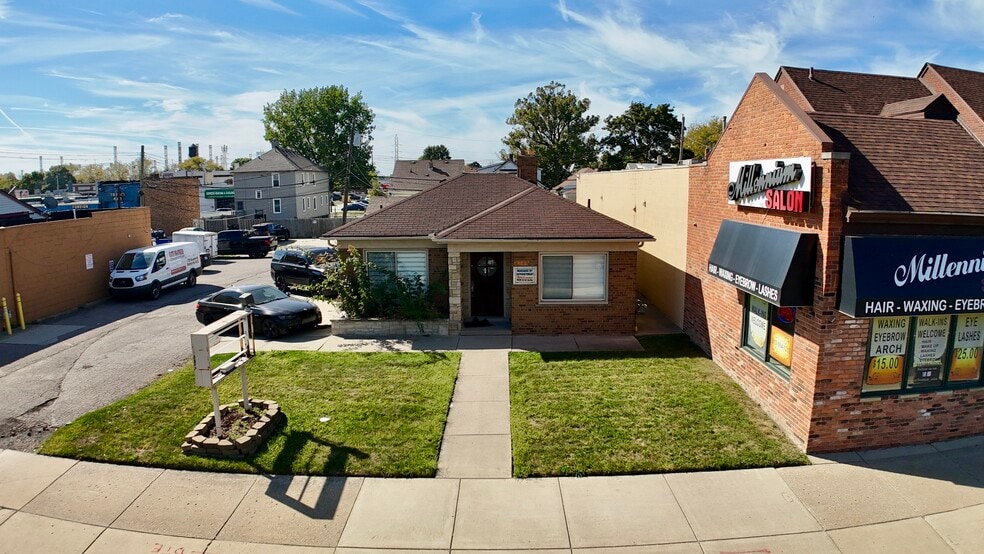 7247 Schaefer Rd, Dearborn, MI à louer - Photo du bâtiment - Image 2 de 22