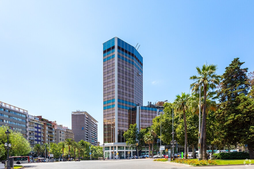 Plaça de Francesc Macià, Barcelone, Barcelona à louer - Photo du bâtiment - Image 2 de 15