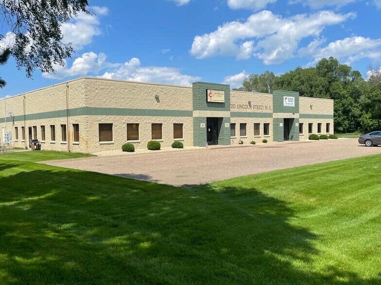 13720 Lincoln St NE, Ham Lake, MN à vendre - Photo du bâtiment - Image 3 de 15