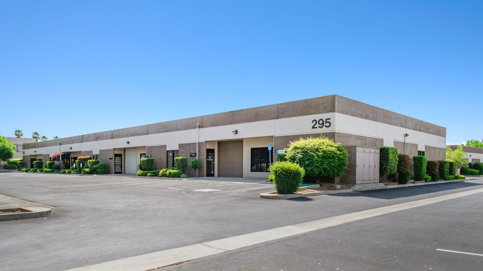 295 W Cromwell Ave, Fresno, CA for lease - Building Photo - Image 1 of 3