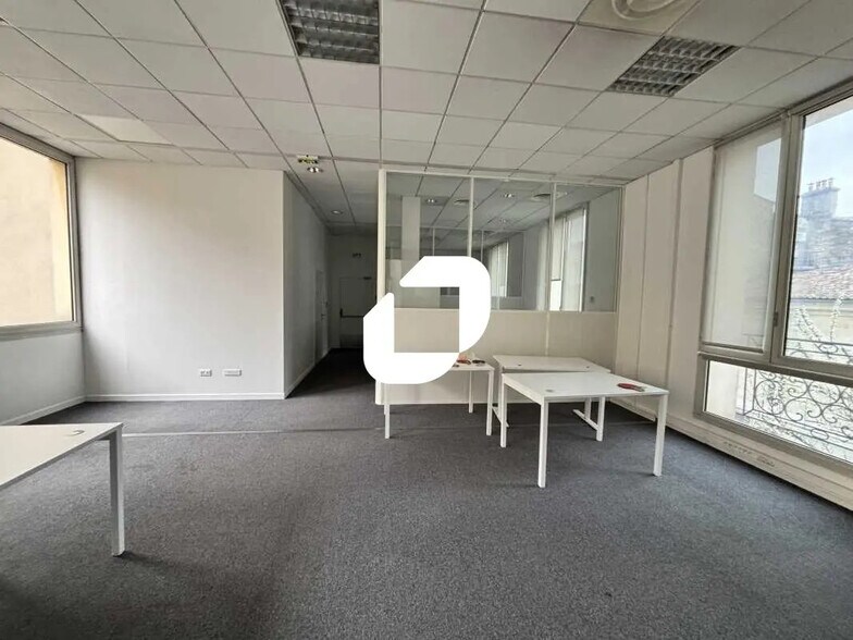 Office in Bordeaux for lease - Interior Photo - Image 2 of 13