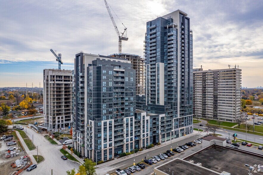 1-2 Meadowglen Pl, Toronto, ON à louer - Photo du bâtiment - Image 3 de 4