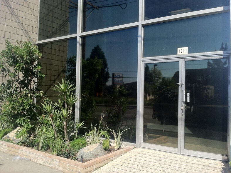 1811 W Katella Ave, Anaheim, CA à louer - Photo du bâtiment - Image 3 de 5