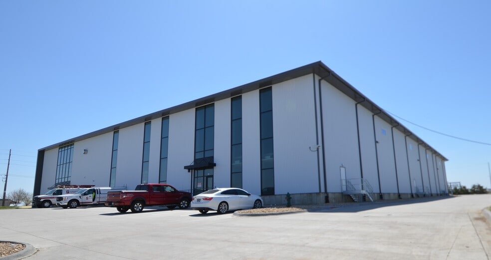 655 Capitol Dr SW, Cedar Rapids, IA for lease - Building Photo - Image 2 of 7