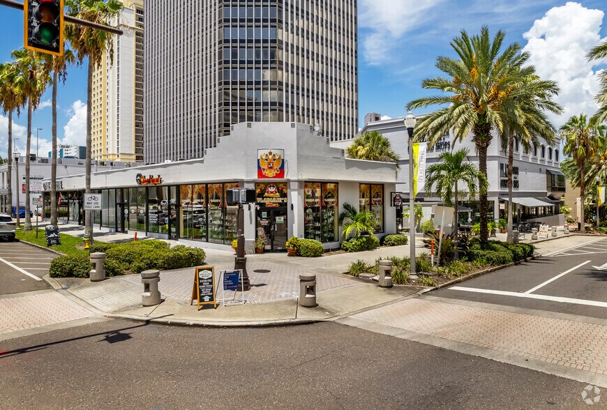 111 2nd Ave NE, Saint Petersburg, FL à louer - Photo du bâtiment - Image 2 de 9