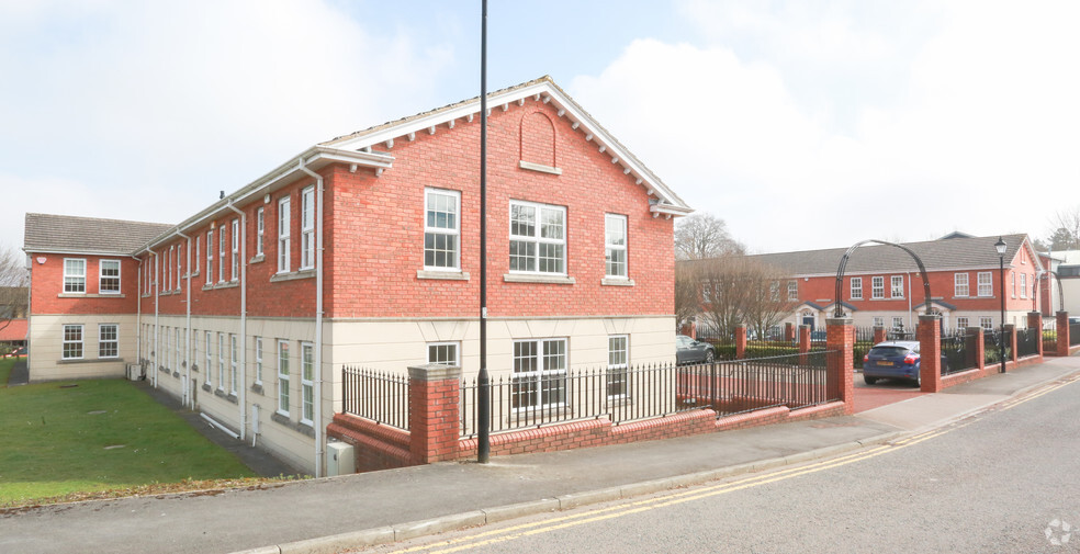 27 Hornbeam Sq S, Harrogate for sale - Building Photo - Image 2 of 7