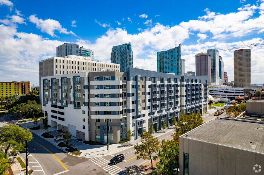 160 W Tyler St, Tampa, FL à louer - Photo du bâtiment - Image 3 de 4
