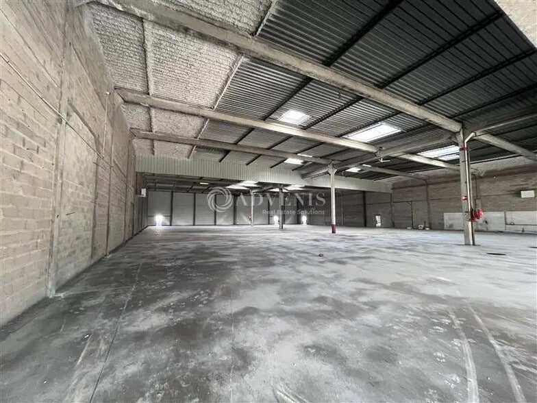 Industrial in Trappes for lease - Building Photo - Image 2 of 7