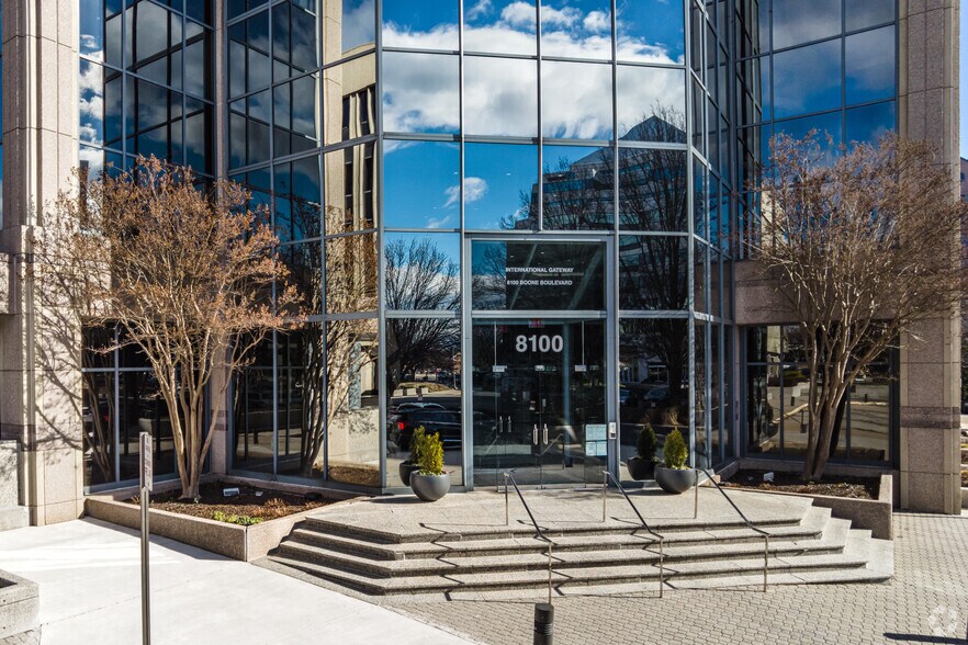 8100 Boone Blvd, Vienna, VA à louer - Photo du bâtiment - Image 3 de 18