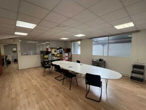 57 Avenue De La République, Vénissieux for lease Building Photo- Image 1 of 12