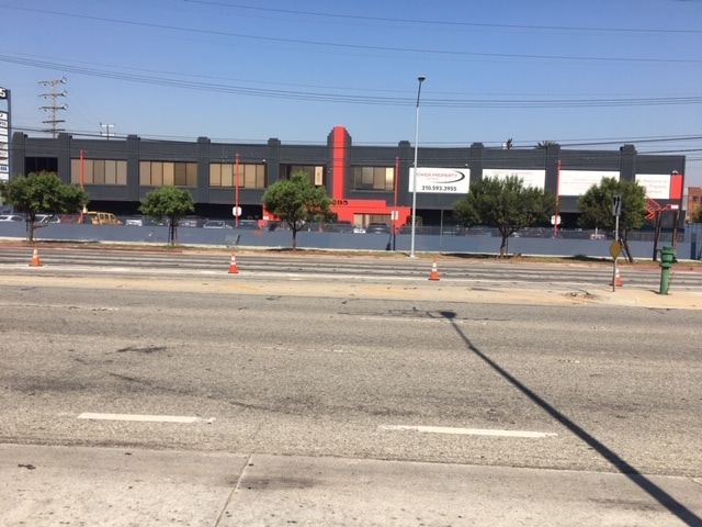 8885 Venice Blvd, Los Angeles, CA à louer - Photo du bâtiment - Image 3 de 11