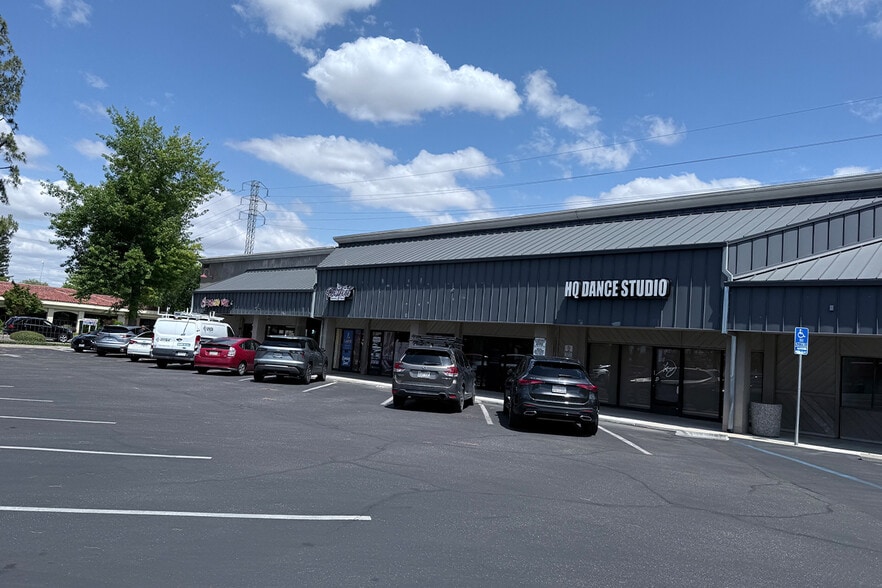 1055 E Herndon Ave, Fresno, CA for lease - Building Photo - Image 3 of 4