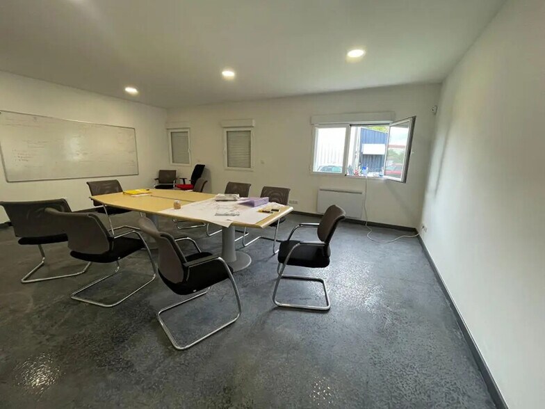 Industrial in Chevrières for lease - Interior Photo - Image 2 of 6